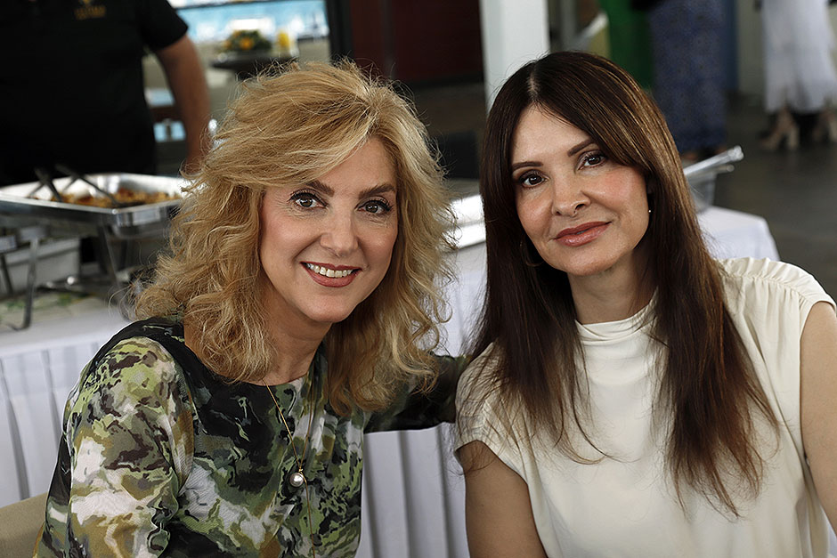 Gladys Issa y Cristina Calkins