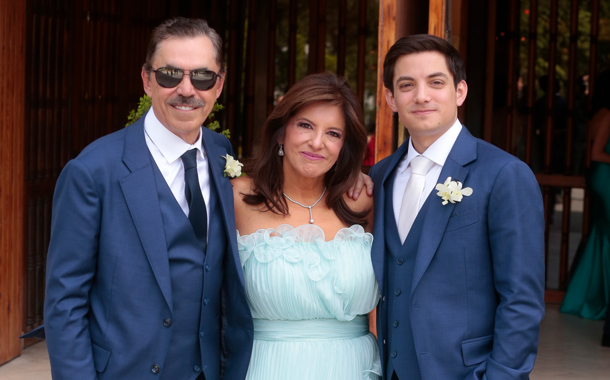 El novio junto a sus papás Javier González Parás y Rebeca Lobeira de González / Foto: Daniel Saldívar