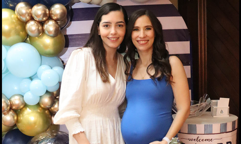 LUISA ESPINOSA emocionada de compartir este hermoso festejo con LAURA ELENA MEDELLÍN