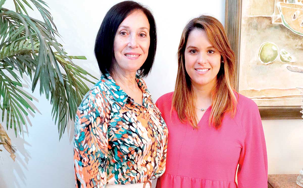MAGUI SOLBES Y MARTHA OCHOA disfrutaron de un delicoso postre de gelatina de yogurt con fresa