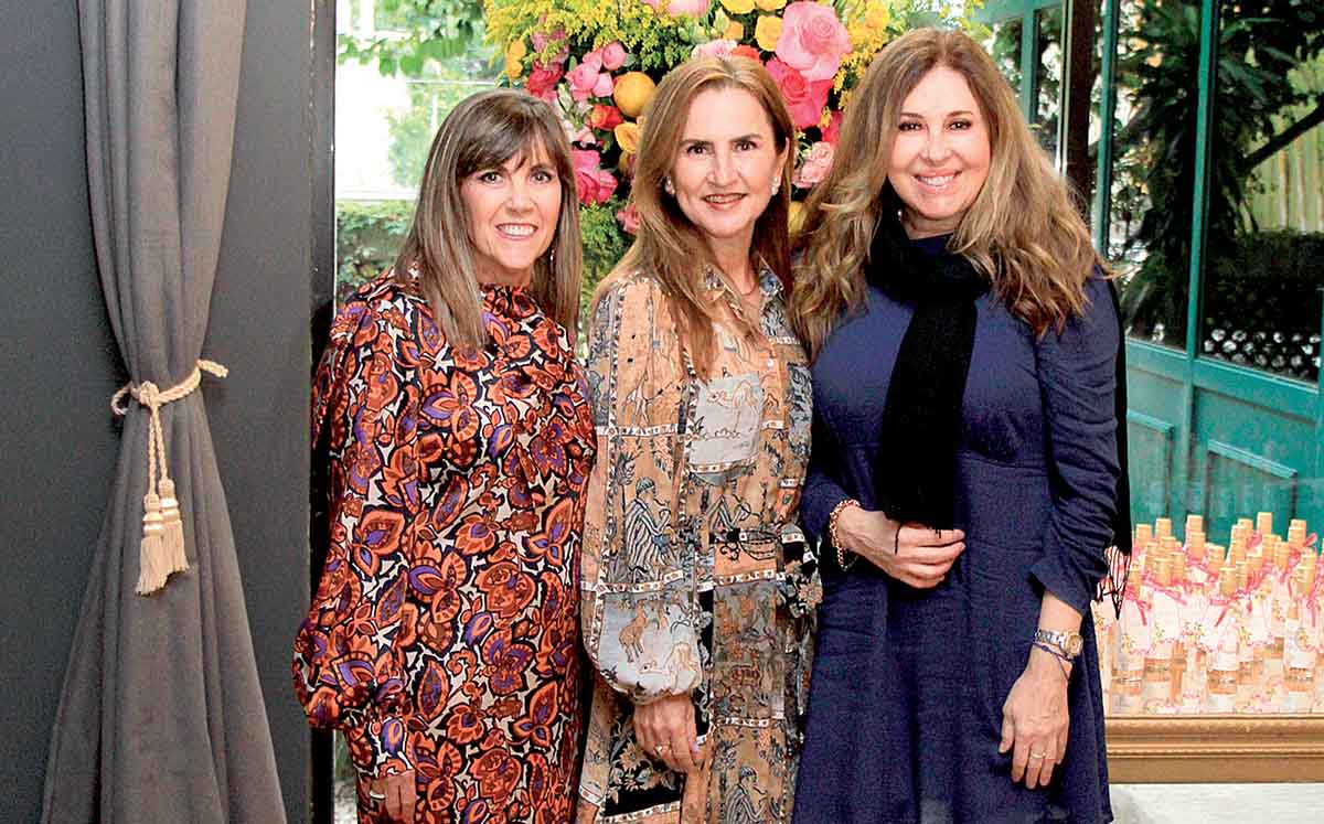 MARIVI ESPADA, ROSA GOCHICOA Y LOURDES NARRO llegaron puntuales al salón AMAIA