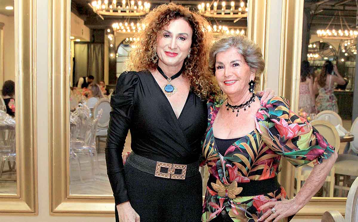AURORA GASPERIN Y MANINA BULBARELA disfrutaron de los arreglos florales a cargo de Flores de Sofía