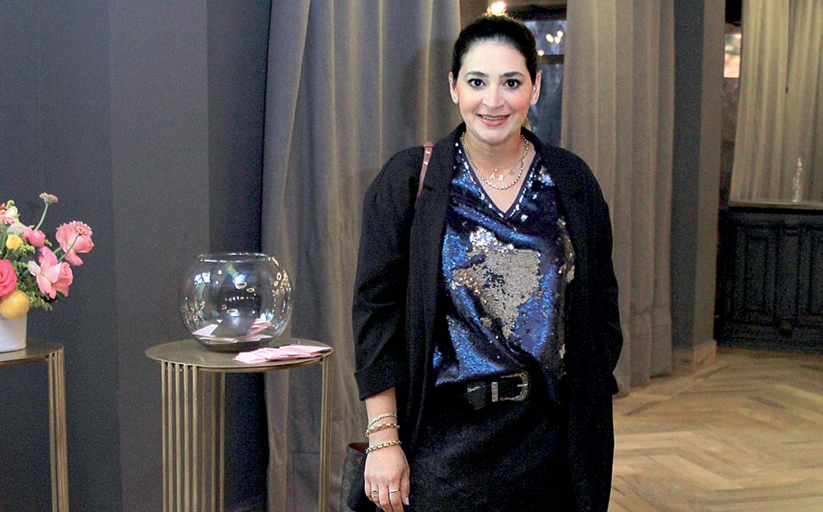 ADRIANA SALDÍVAR se divirtió con un juego de raspadito que consistía en encontrar la cara del novio