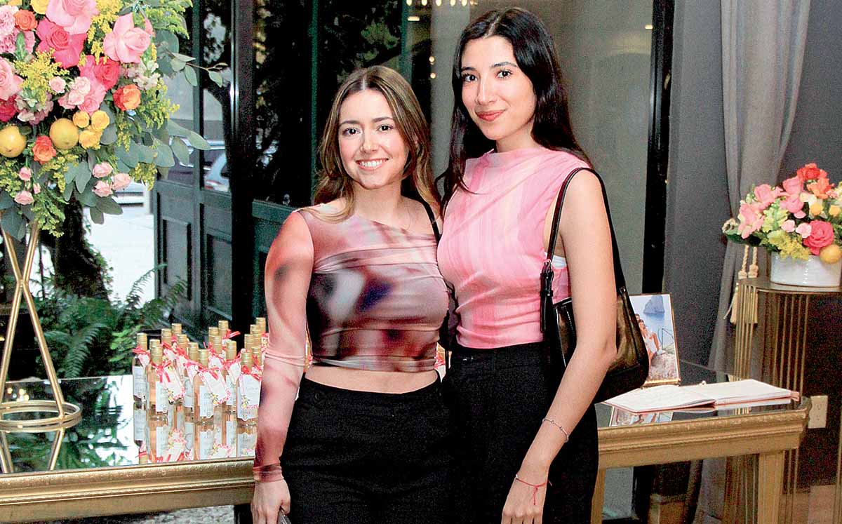 MARIJOSE MURILLO Y MÓNICA ARRIAGA recibieron botellas de vino rosado de recuerdo