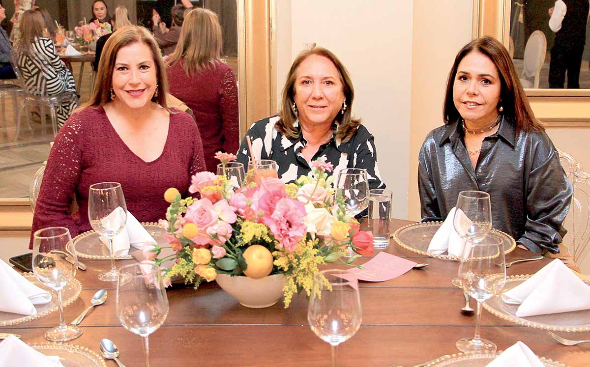 CECILIA ARGÜELLES, CHELO MORENO Y EUGENIA DE LA CUESTA felices de celebrar junto a Andrea Espinosa de su despedida