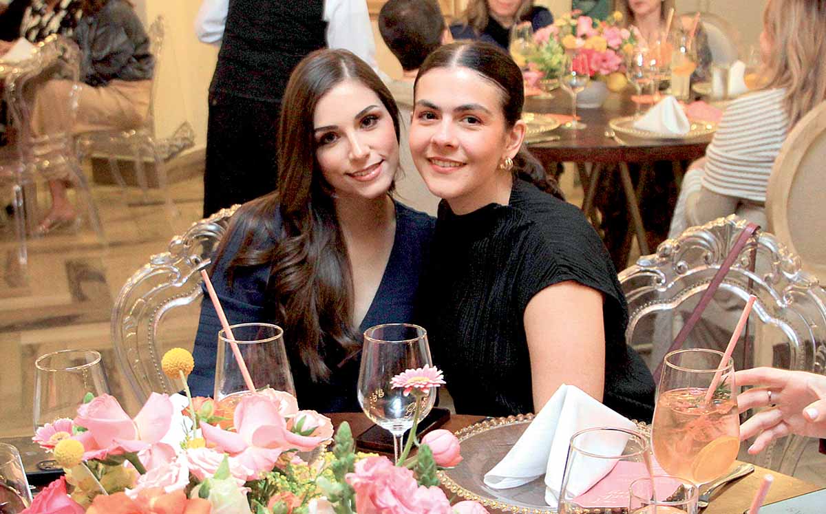 CLAUDIA MOSES Y ELSA MARY GIL degustaron de un postre de pay de queso con oreo y strudel de manzana
