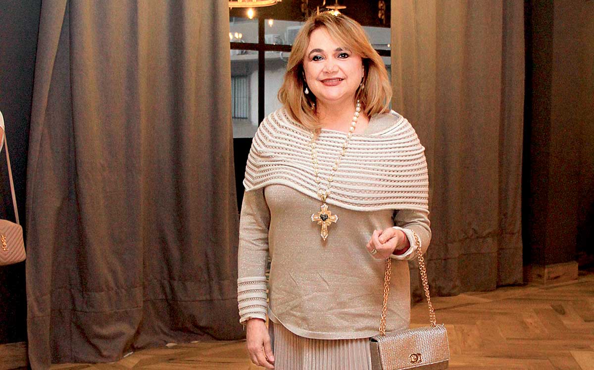 CLAUDIA FERNÁNDEZ llegó puntual al salón AMAIA para festejar la despedida de soltera de Andrea Espinosa