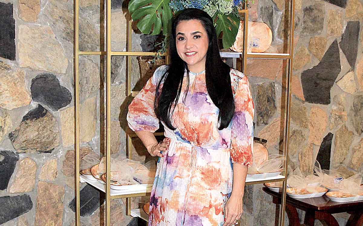 ANA CRIS ÁLVAREZ presidente del club se ivirtió en el 45 aniversario del Club de Jardines Magnolia
