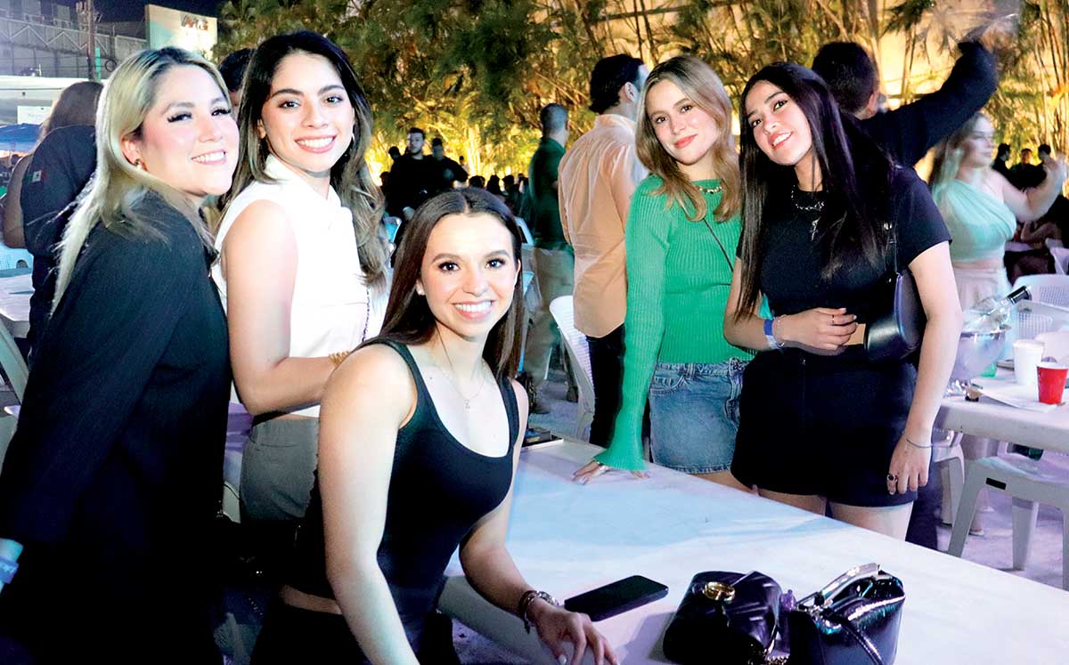 ITZEL GARZA, ANDREA LUNA, ANA MIREYA QUIROGA, SOFÍA BARREDA Y MELISSA GONZÁLEZ cantaron a todo pulmón junto al grupo norteño banda Los del Mando