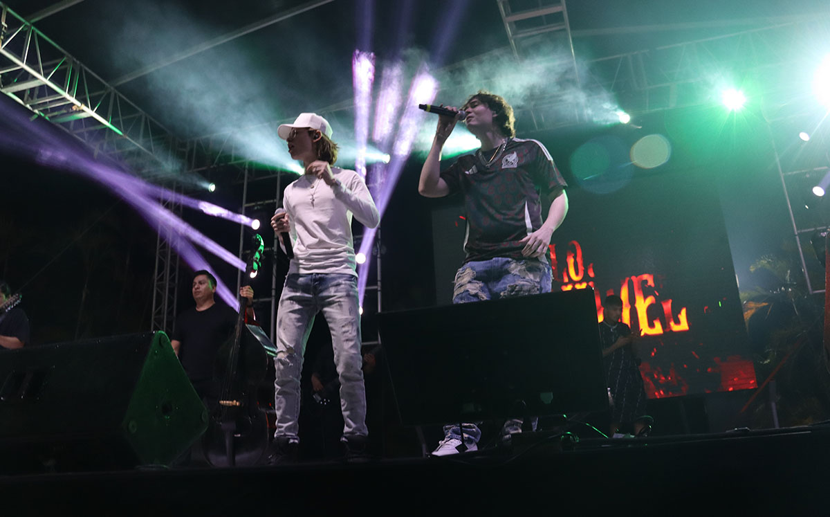Los Esquivel iniciaron su concierto bajo una lluvia de fuegos artificales