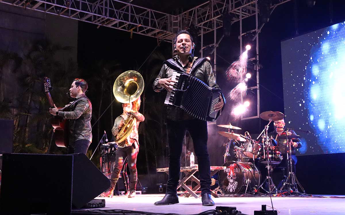 Momentos del concierto de Los del Mando