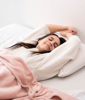 Esta posición para dormir podría afectar tu salud (Foto: Freepik)
