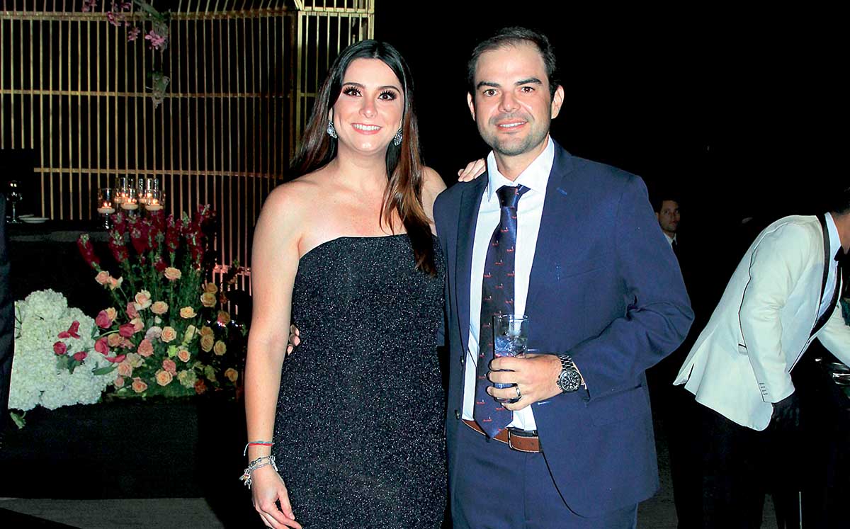 MARTHA MARÍA MADERO Y PACO LAVIN llegaron puntuales al Antiguo Casino