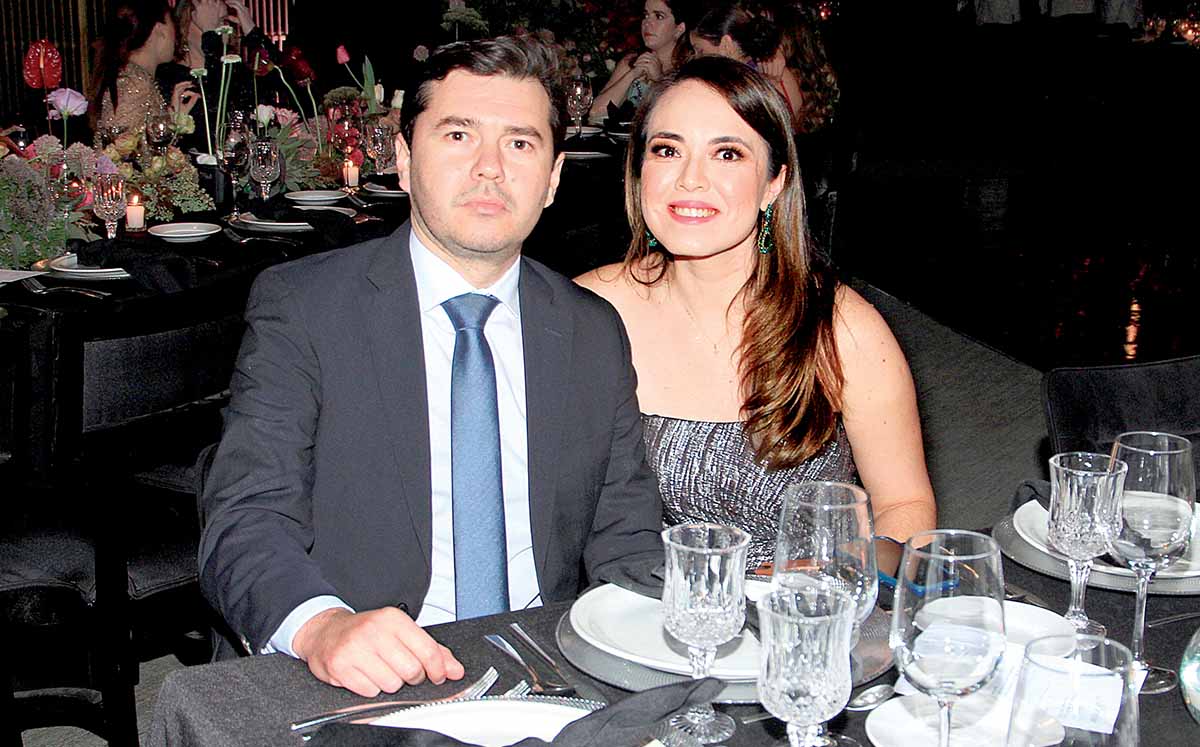 CARLOS EDUARDO CASTELLÓ Y MARYTERE SUN llegaron con sus mejores outfits al Antiguo Casino