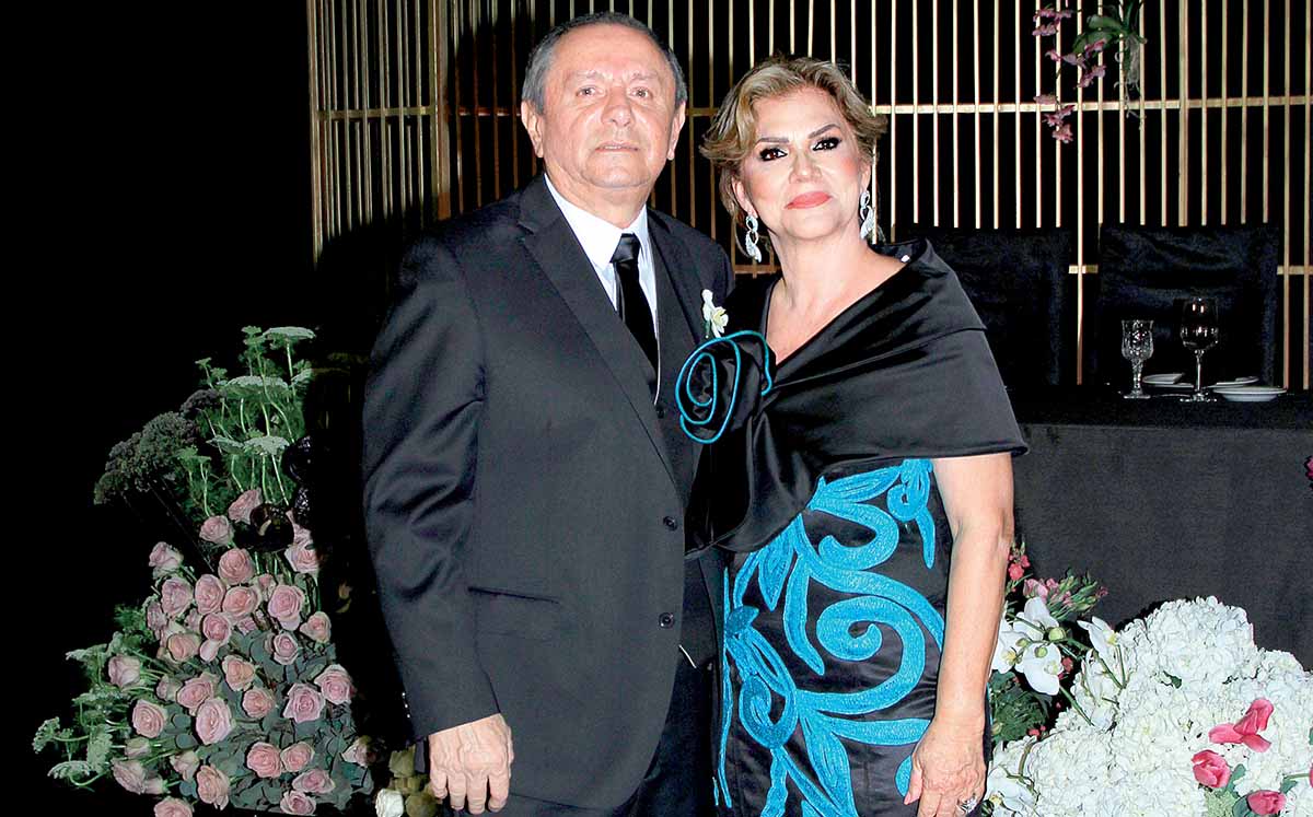PAPÁS DEL NOVIO. JOSÉ IRÁBIEN y LUZ FERNÁNDEZ encantados por la unión de las familias