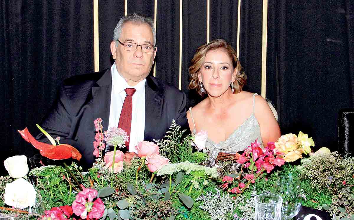 JORGE TAMAYO Y LAURA DE TAMAYO disfrutaron de la música del trío de mariachi Los Girasoles