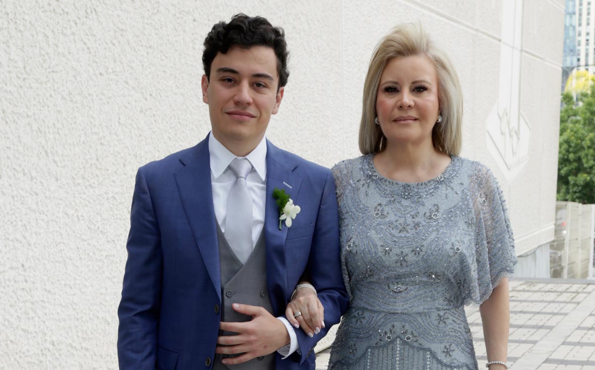 Alejandro Patrón junto a su mamá