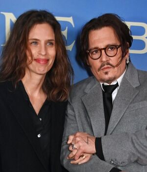 Johnny Depp regresa a la alfombra roja y levanta sospechas de romance (Foto: Getty)