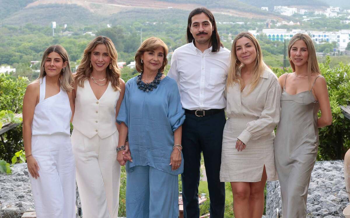 Roberta Chávez, Fabiola de Aguinaga, Delia del Castillo, Patricio Chávez, Fer Chávez y Sofía Chávez