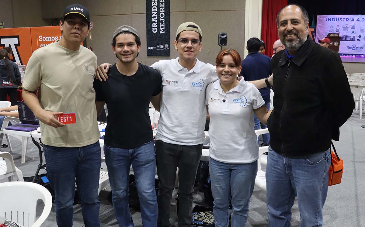 Asistentes del evento felices de presenciar el primer torneo de robótica en el IEST Anáhuac