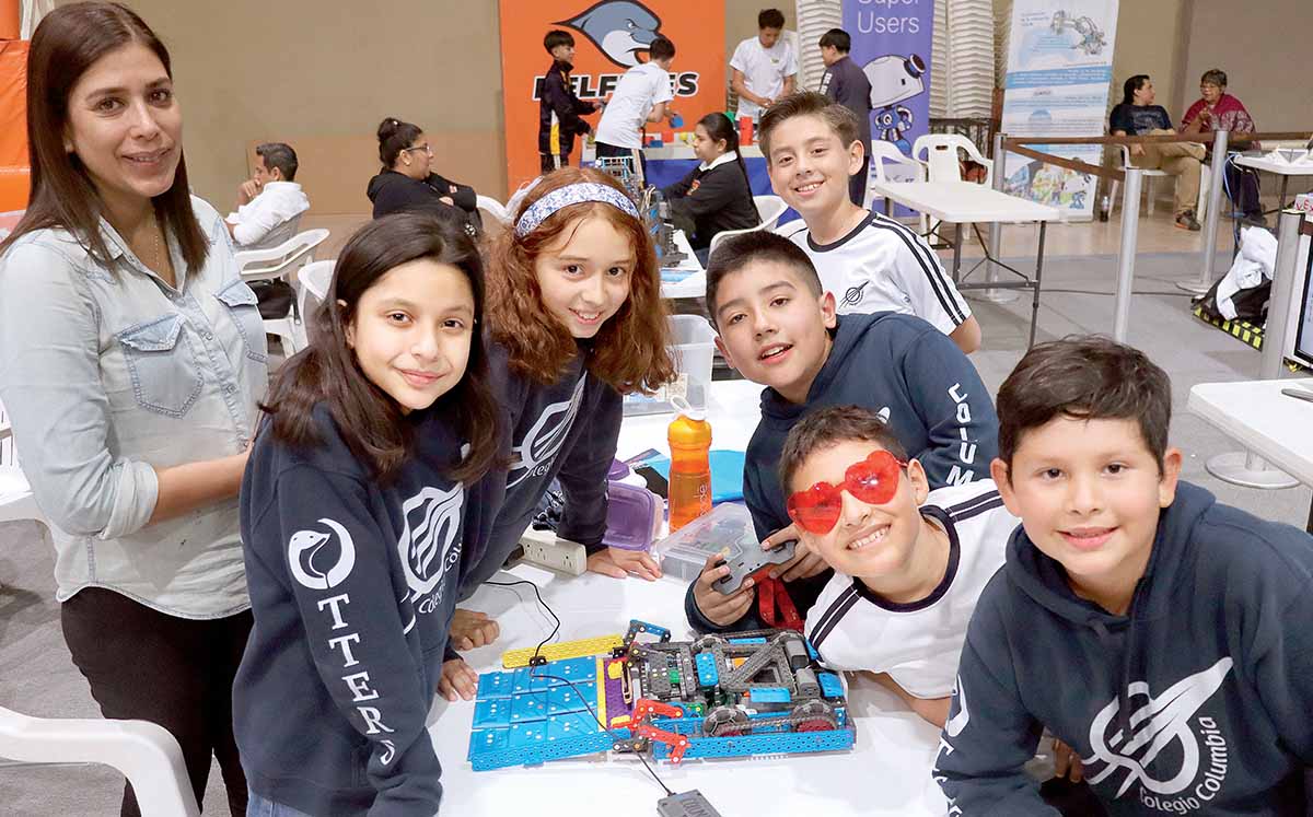 MÓNICA ECHAVARRÍA, REGINA VILLAFAÑA, AMELIA FLORES, SANTIAGO MARTÍNEZ, FELIPE BALBOA, JESÚS MEDINA E ÍKER AZUARA nos regalaron sus mejores sonrisas