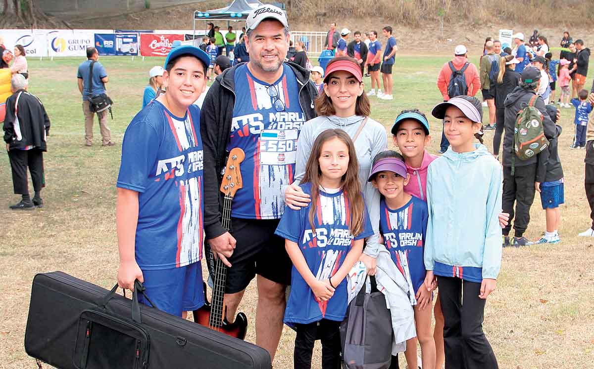 ROBERTO PÉREZ, ROBERTO PÉREZ, GABY TRUEBA, VALERIA ZAVALA, ANA VICTORIA PÉREZ, ELENA CAROLINA PÉREZ Y LUISA FERNANDA PÉREZ llegaron puntuales