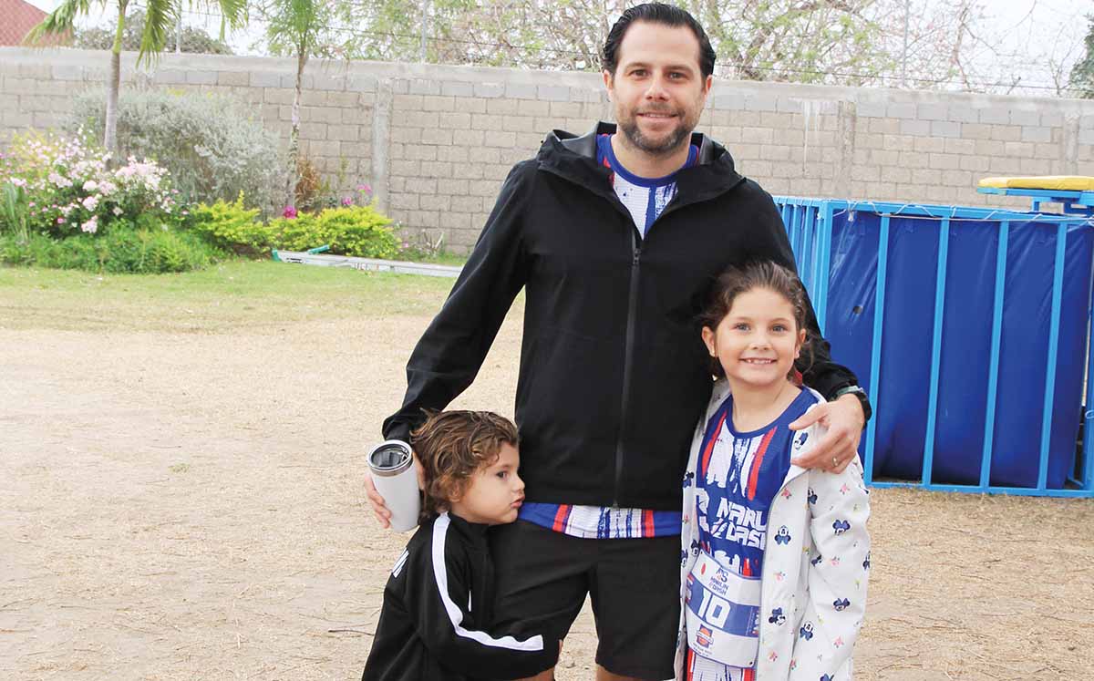 JOSÉ GERARDO SIERRA, JOSÉ GERARDO SIERRA Y JULIANA SIERRA realizaron una carrera de dos kilómetros alrededor de la institución