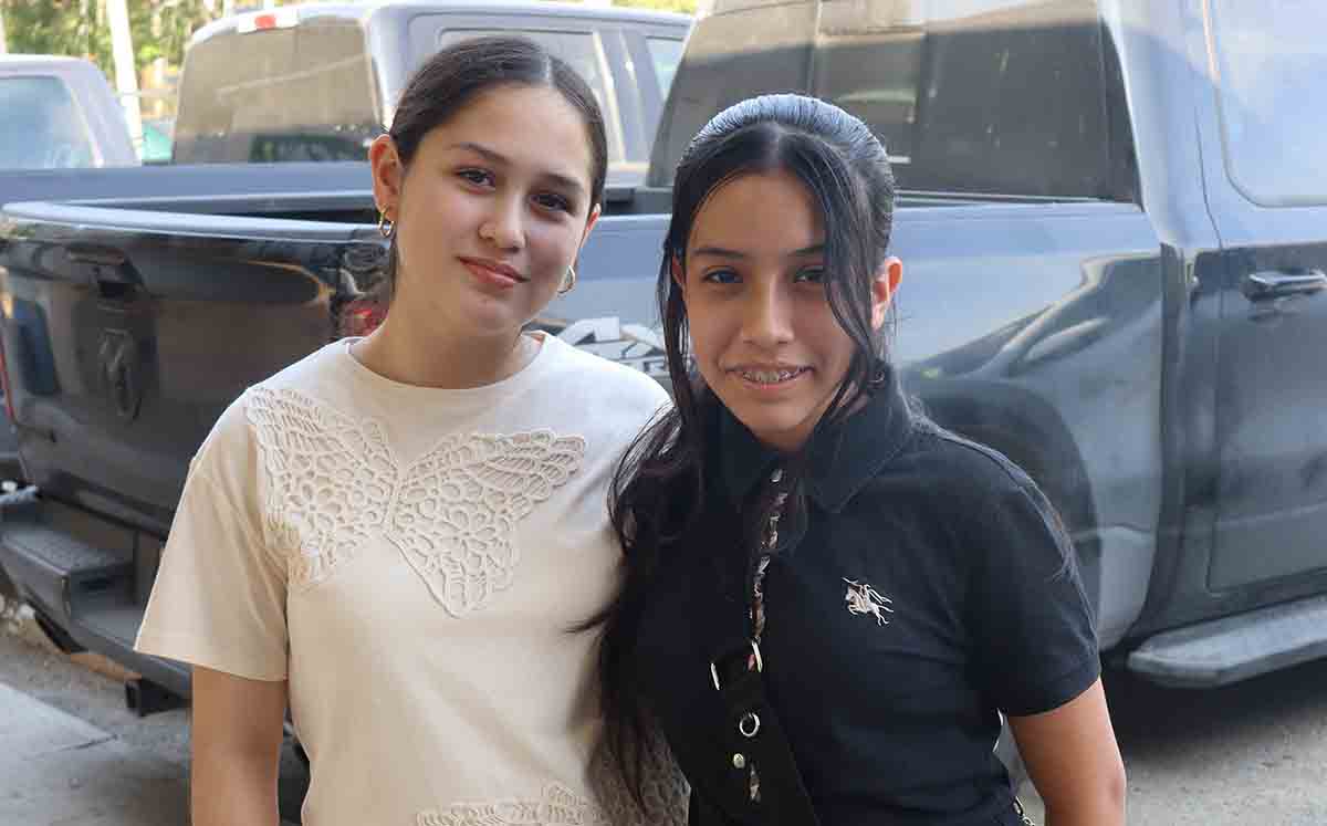 Asistentes del evento felices de festejar el cumpleaños de Eduardo Lacavex