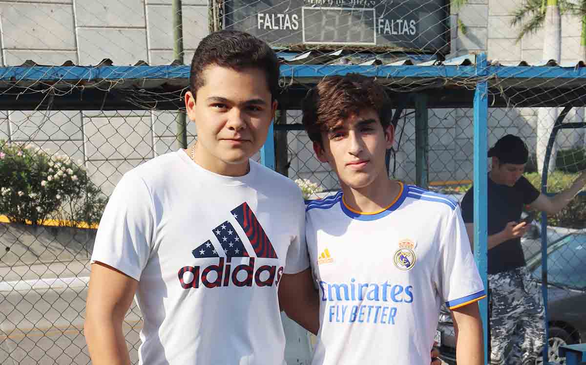 Asistentes del evento llegaron con sus jerseys de su equipo favorito