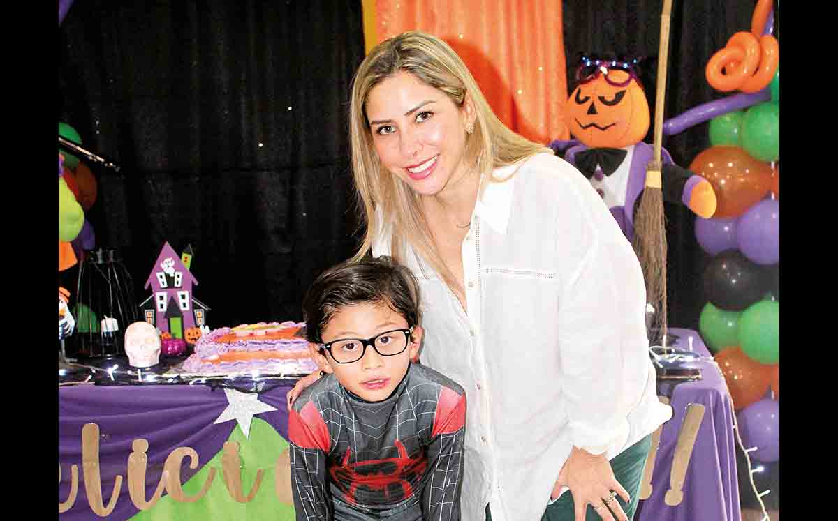 SANTIAGO GONZÁLEZ Y SANDRA GONZÁLEZ recibieron su bolsita de dulces