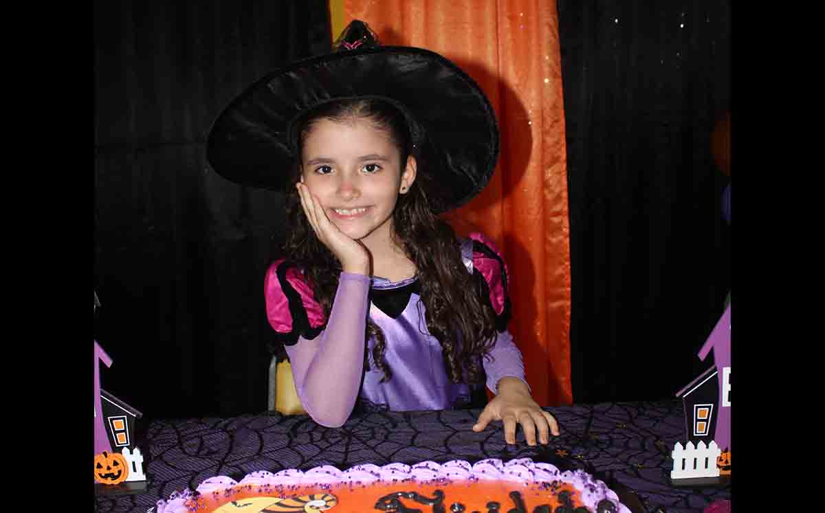 MARIOLY HOYOS, la feliz cumpleañera disfrutando de su festejo