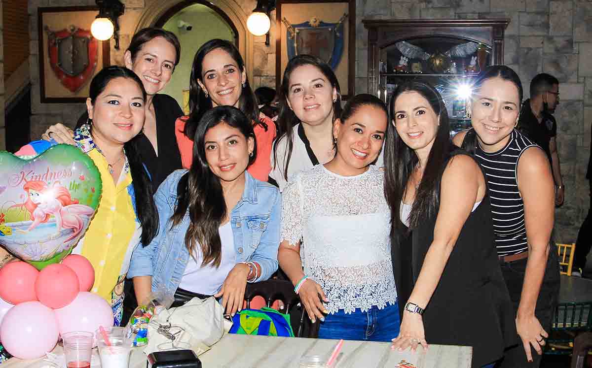 PAMELA AYALA, ANA CECI MOYE, JULIETA ALLIOUD, GLORIA GÓMEZ, GEORGINA SEPTIÉN, MARY FER FLORES, DIANA PEÑA Y KAREN CARRASCOSA llegaron puntuales