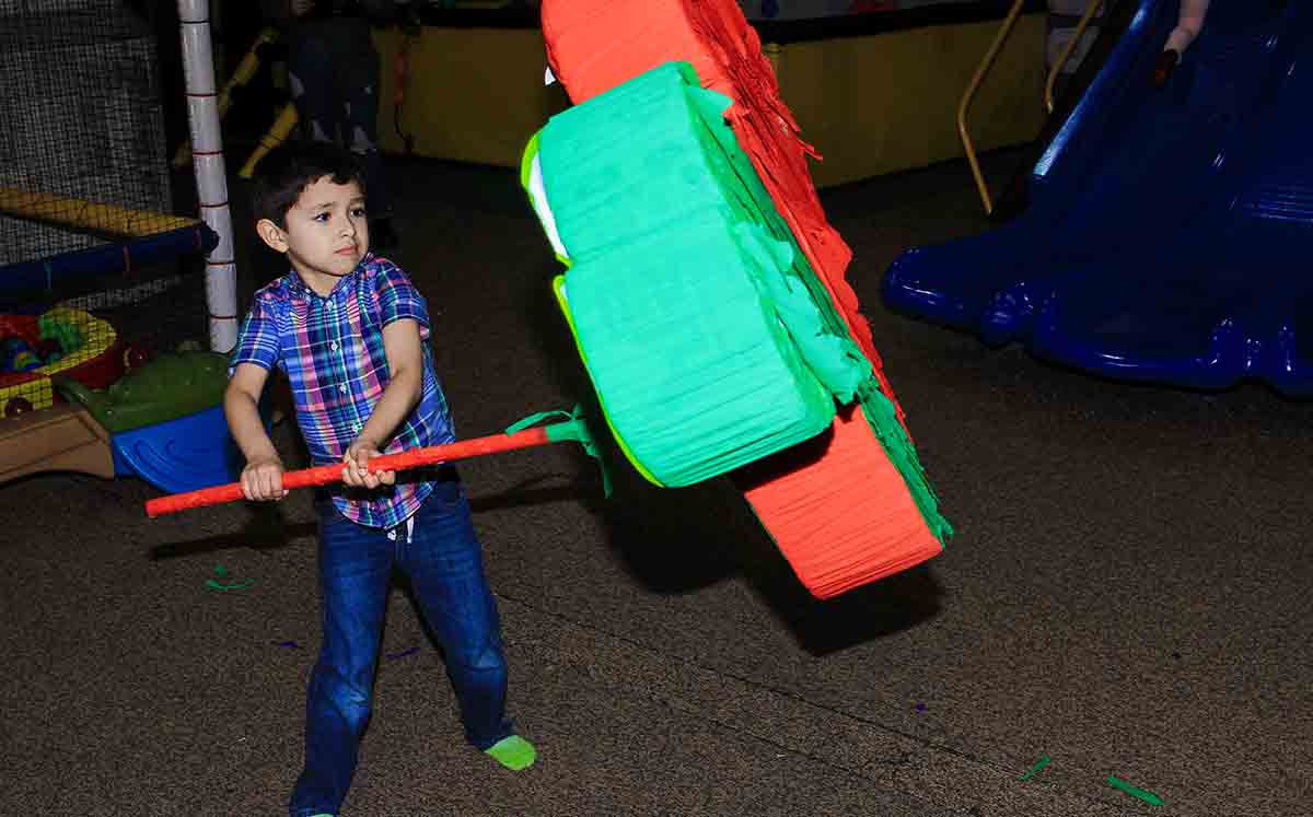 Invitado del evento disfrutó de pegarle a la piñata