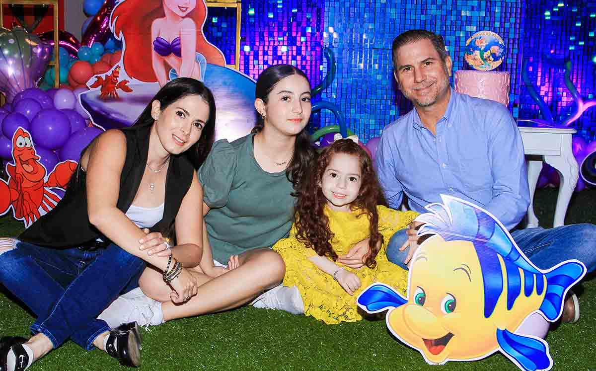 GEORGINA SEPTIÉN, LUCIANA GUTIÉRREZ, ALEXA GUTIÉRREZ Y LUIS GUTIÉRREZ festejando en familia