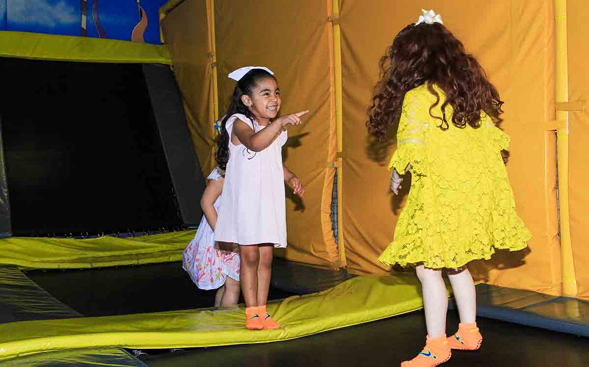 ALESSA TURRUBIATES Y ALEXA GUTIÉRREZ disfrutando de los trampolines