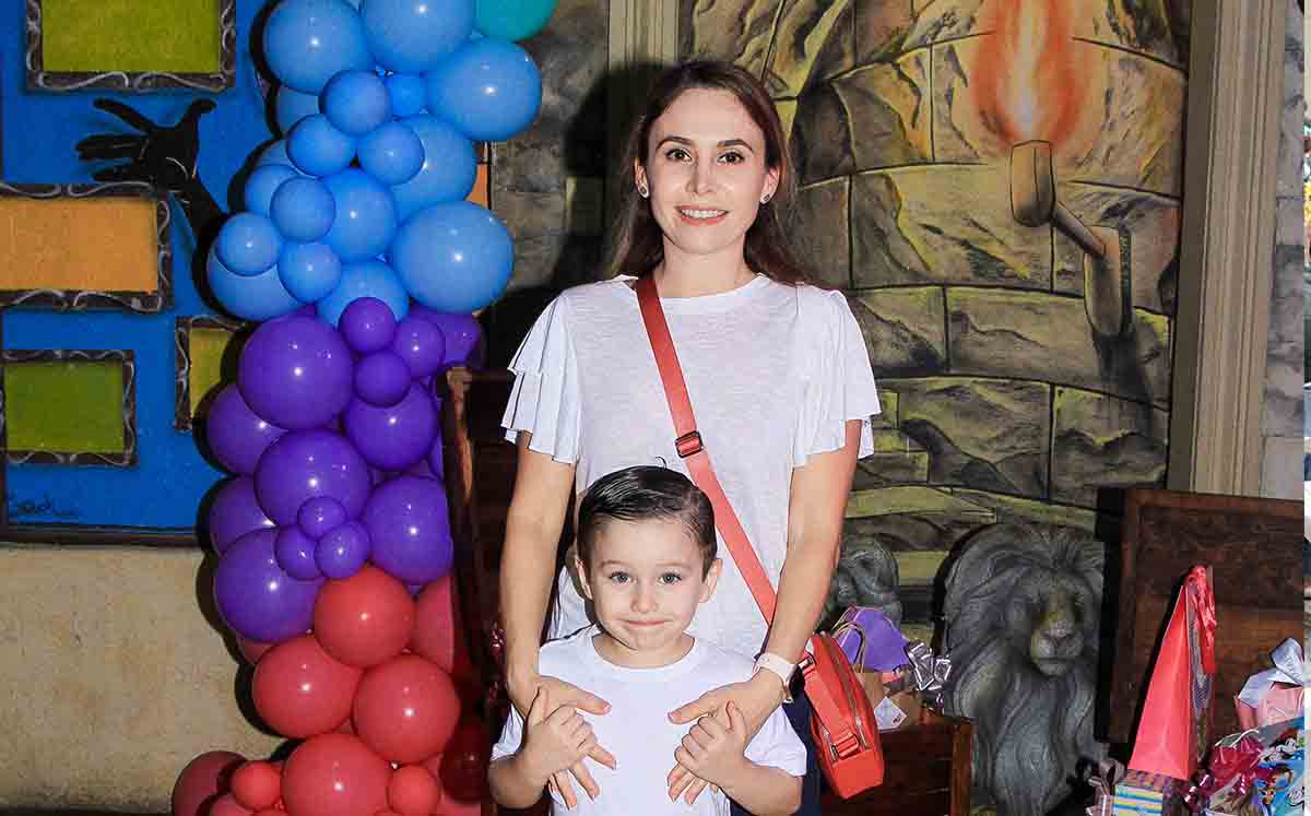 OLGA DOMÍNGUEZ Y FERNANDO TAMAYO felices de celebrar junto a Alexa de su cumpleaños