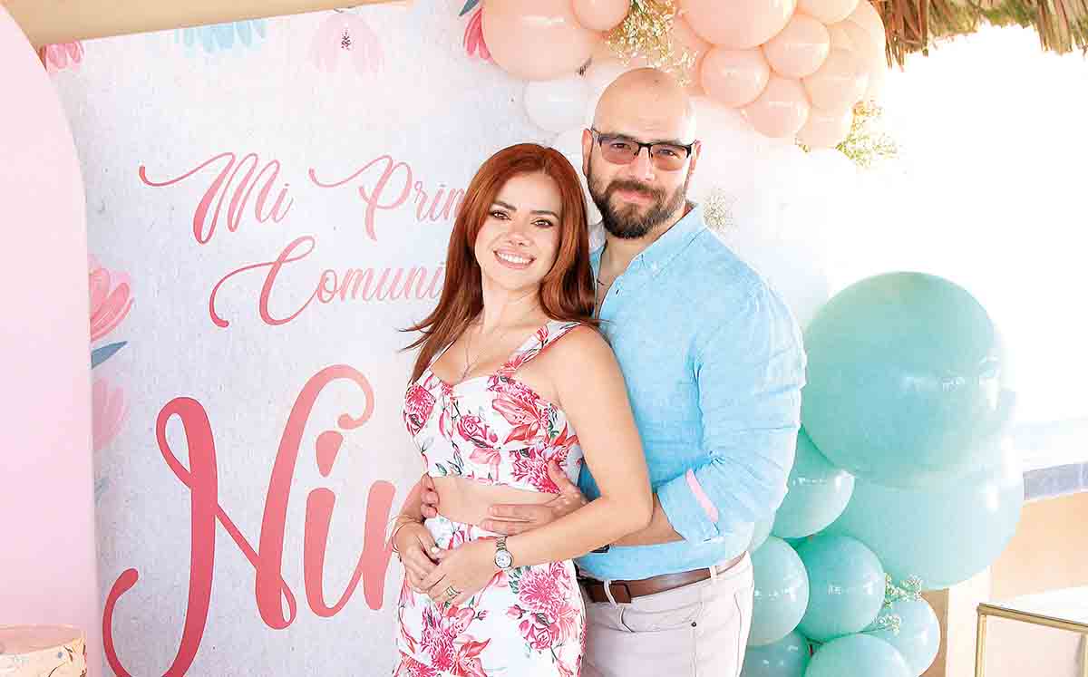 ANEL PÉREZ Y JOAQUÍN LÓPEZ disfrutaron de la decoración de hermosas flores silvestres y mobiliario en tonos rosas a cargo de Prestige Eventos
