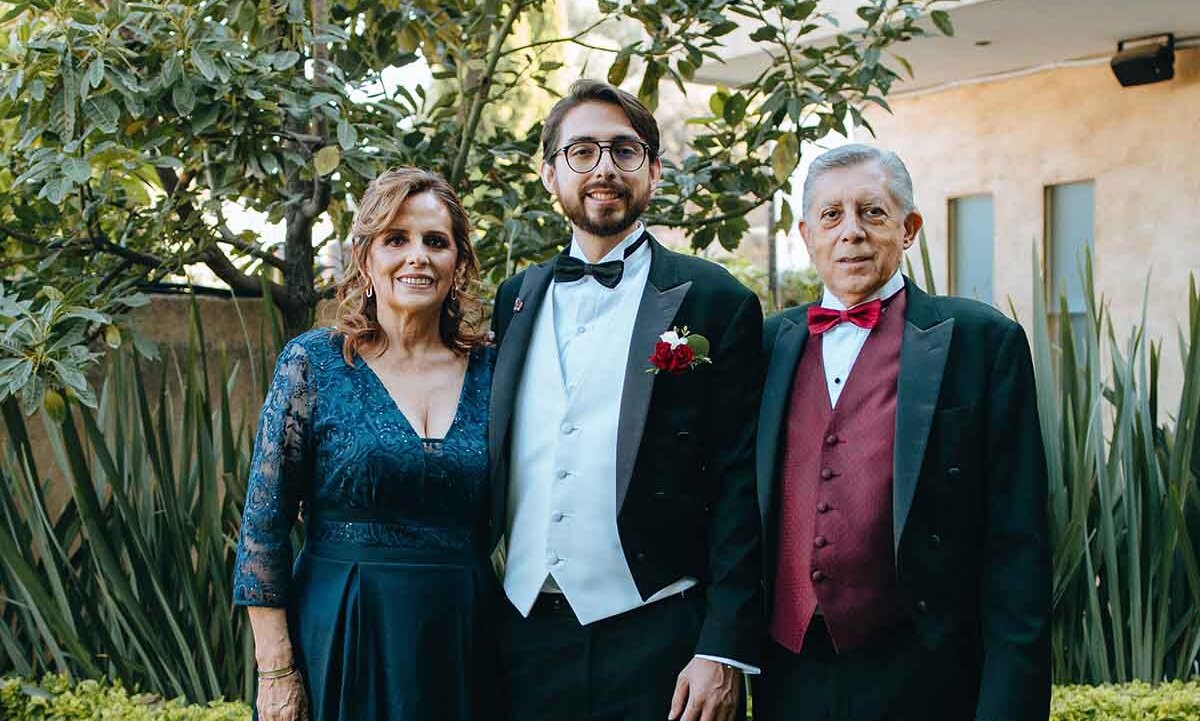 Papás del novio. Blanca Fernández, el novio y Guillermo Islas