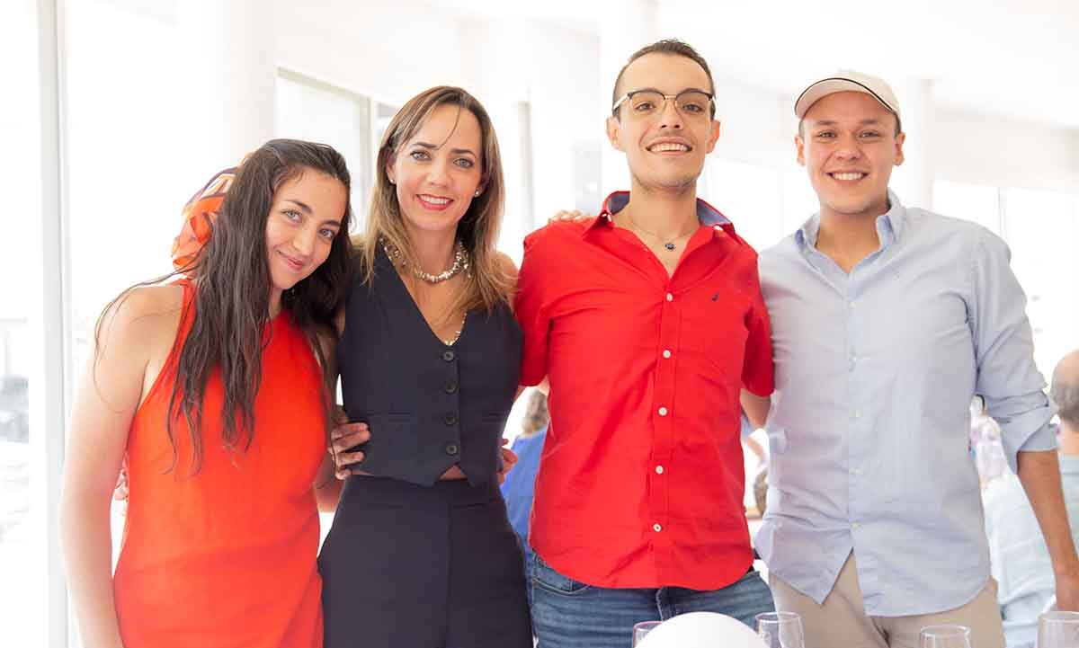 Isabella Xumilla, Daniela Sánchez, Ricardo Crespo y Alejandro Soto