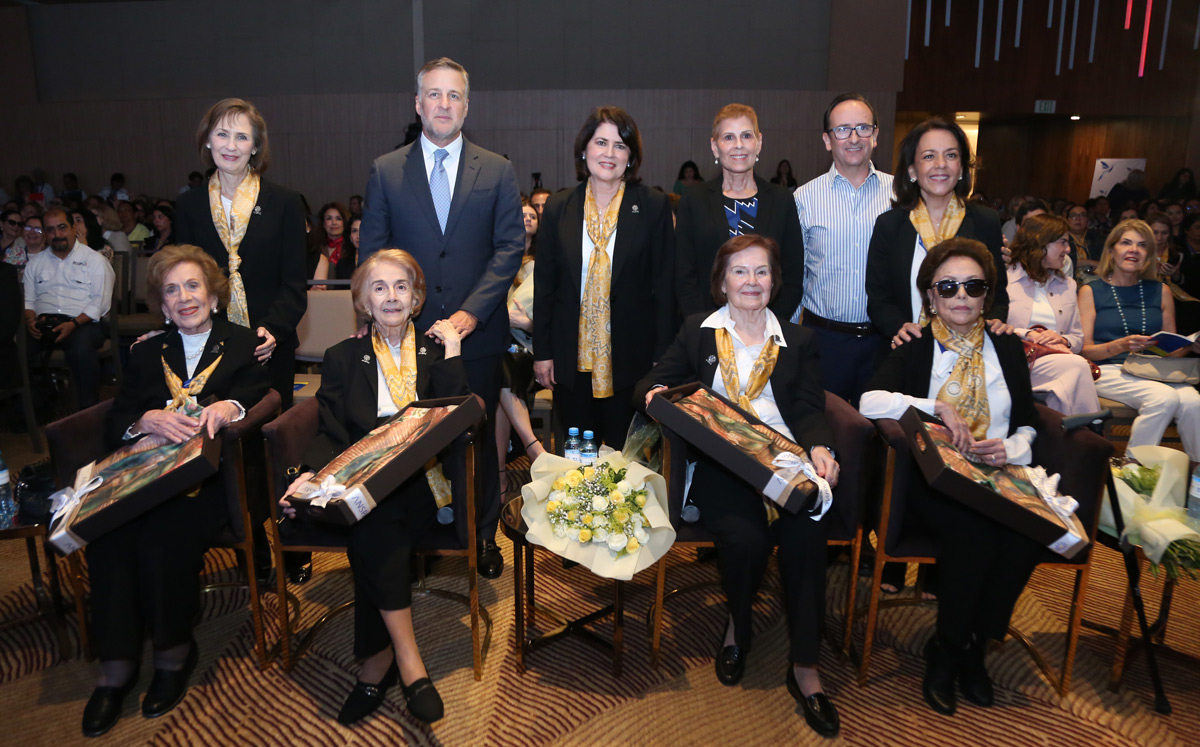 Fundadoras de ANSPAC junto a su familia / Foto: Roberto Alvarado