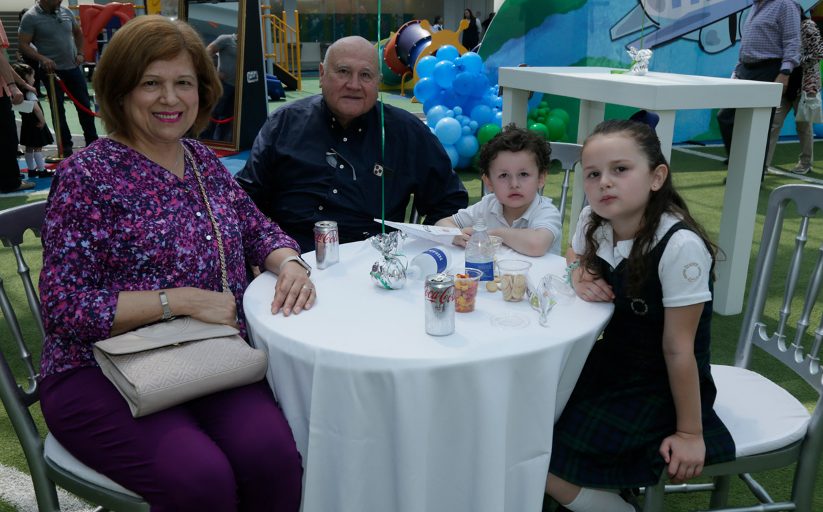 Yolanda de Santos, Cayetano Santos, Adrián Elizondo y Ale Elizondo / Foto: Roberto Alvarado
