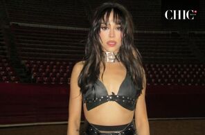 Danna Paola impacta al besar a otra mujer en su presentación en vivo (Foto: Instagram)