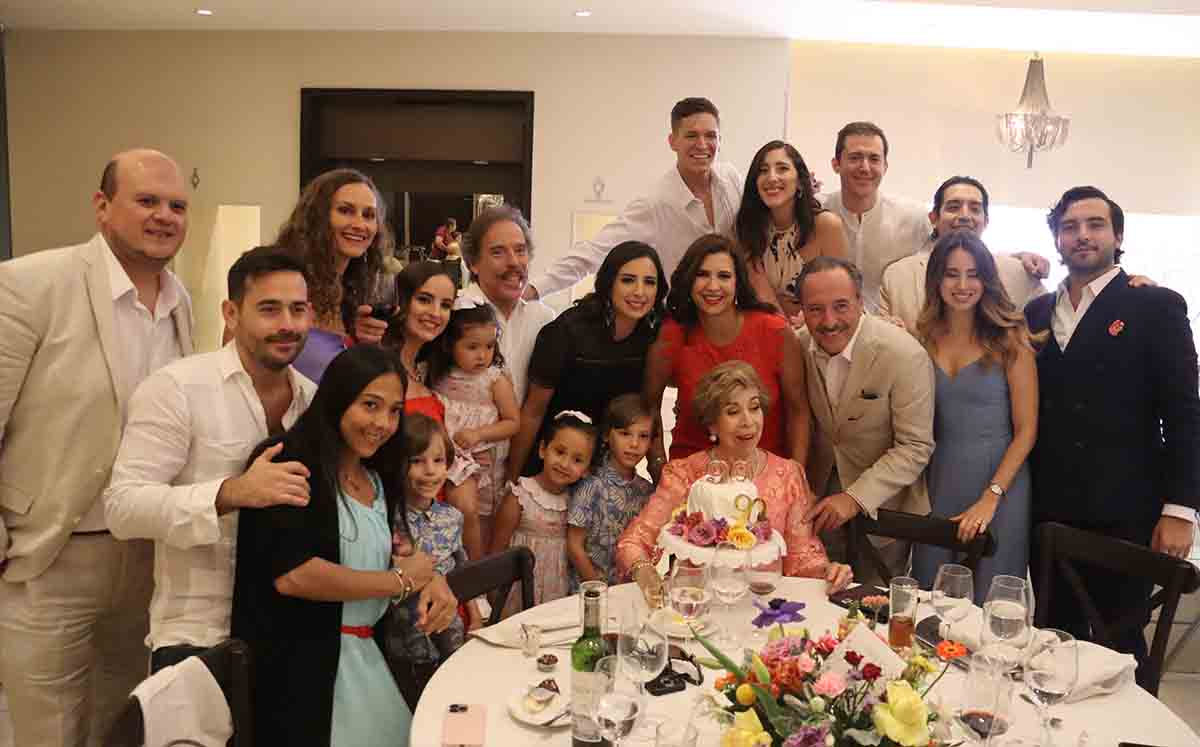 Asistentes fueron recibidos por la decoración floral de Flores de Sofía