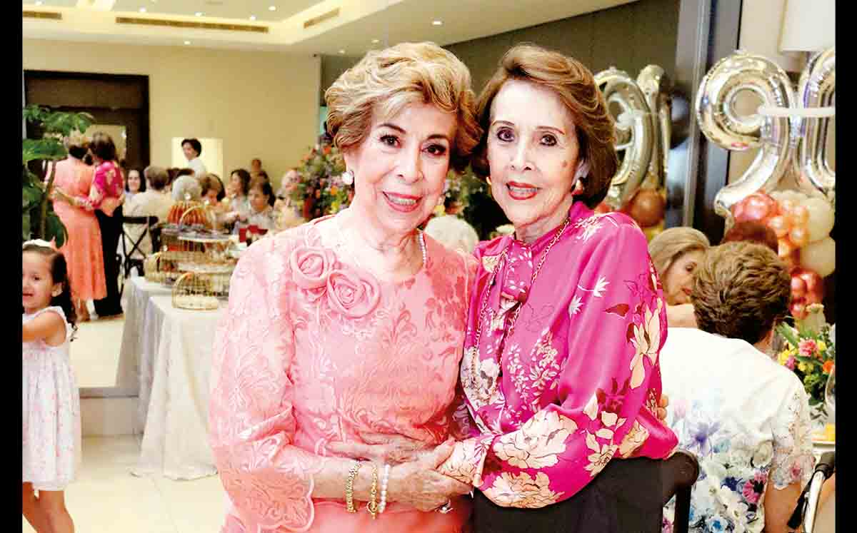 IVY HEREDIA y ALICIA BRICSTON degustaron de una mesa de postres con carlota, mostachones y mini cupcakes por parte de Veri Deli