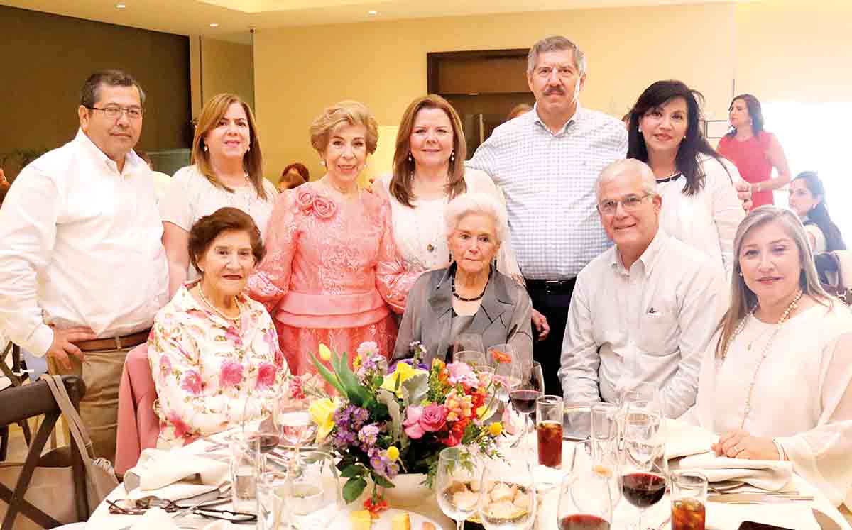 Asistentes felices de festejar junto a Ivy de su cumpleaños