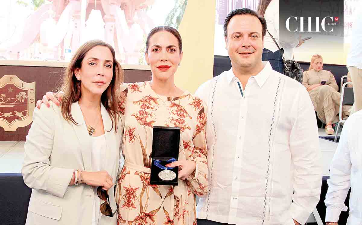 FERNANDA VELA, ALE VELA Y EDUARDO VELA, hijos de Eduardo Vela, recibieron el reconocimiento en honor a su padre