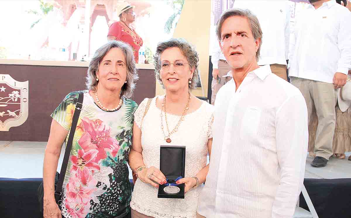 AMPARO VELA, RAQUEL VELA Y ERNESTO VELA, hermanos de Eduardo Vela, estuvieron presentes en la ceremonia
