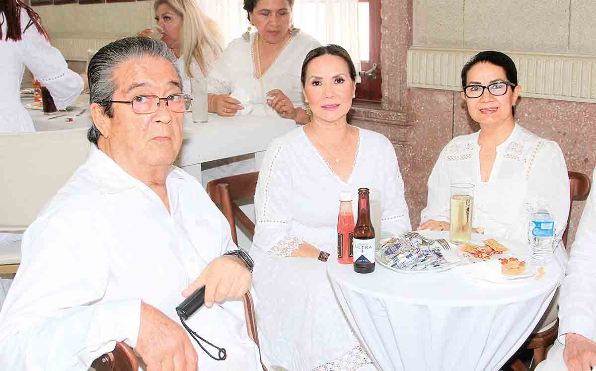 JAVIER VELA, LAURA RIVERA Y MARY DE VELA llegaron puntuales a la ceremonia