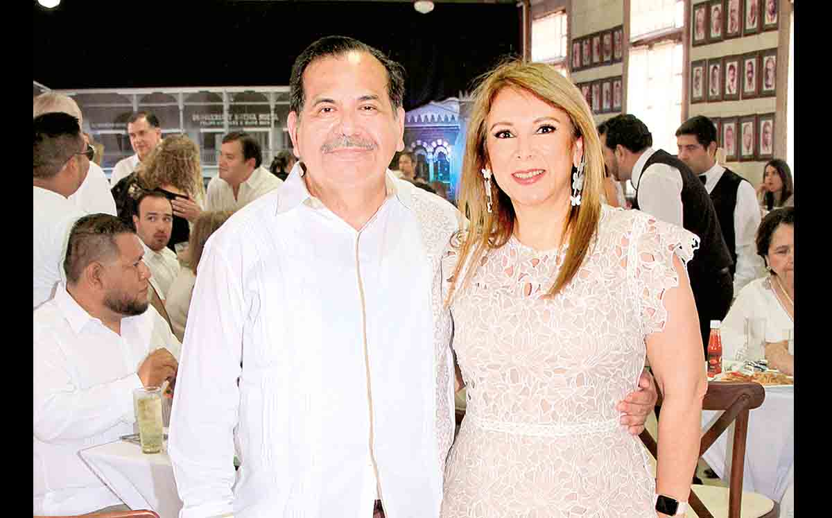 CARLOS PÉREZ Y OLGA VALLADARES felices de estar presentes en la ceremonia de la medalla Fray Andrés de Olmos