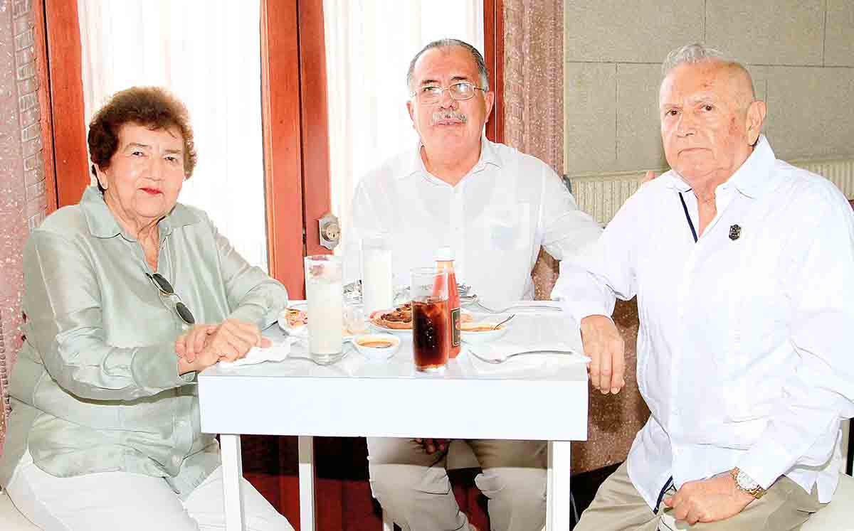 MAGDALENA PERAZA, RUBÉN DOMÍNGUEZ Y HOMERO PERAZA nos regalaron sus mejores sonrisas